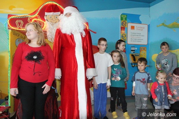 swiety-mikoaj-odwiedzi-dzieci-w-jeleniogorskim-szpitalu-foto-55134