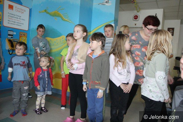swiety-mikoaj-odwiedzi-dzieci-w-jeleniogorskim-szpitalu-foto-55134