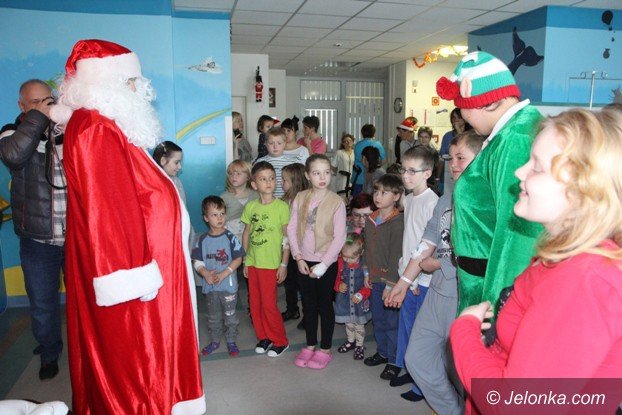 swiety-mikoaj-odwiedzi-dzieci-w-jeleniogorskim-szpitalu-foto-55134