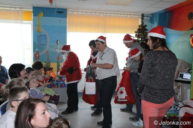 swiety-mikoaj-odwiedzi-dzieci-w-jeleniogorskim-szpitalu-foto-55134