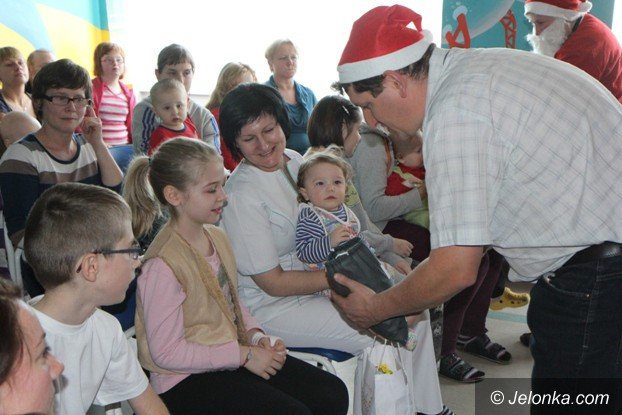 swiety-mikoaj-odwiedzi-dzieci-w-jeleniogorskim-szpitalu-foto-55134