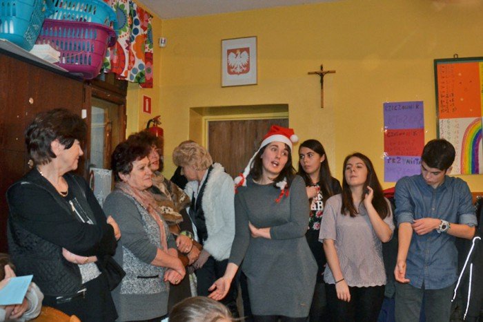 mikoaj-obdarowa-dzieci-z-cieplickiej-swietlicy-foto-55165