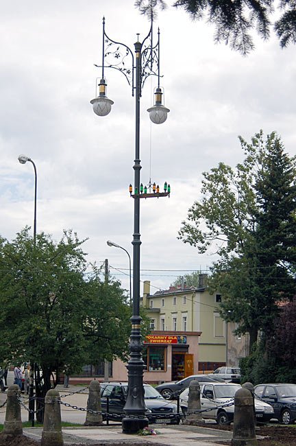 Latarnia pamięci już budzi zainteresowanie turystów i przechodniów.