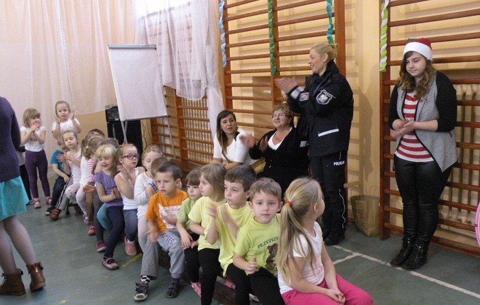 sw-mikoaj-suzb-mundurowych-obdarowa-dzieci-foto-55392