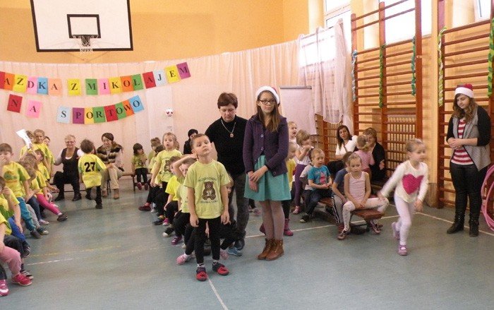sw-mikoaj-suzb-mundurowych-obdarowa-dzieci-foto-55392