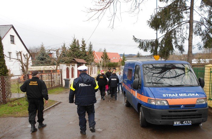 sw-mikoaj-suzb-mundurowych-obdarowa-dzieci-foto-55392