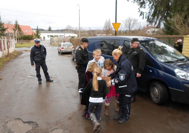 sw-mikoaj-suzb-mundurowych-obdarowa-dzieci-foto-55392