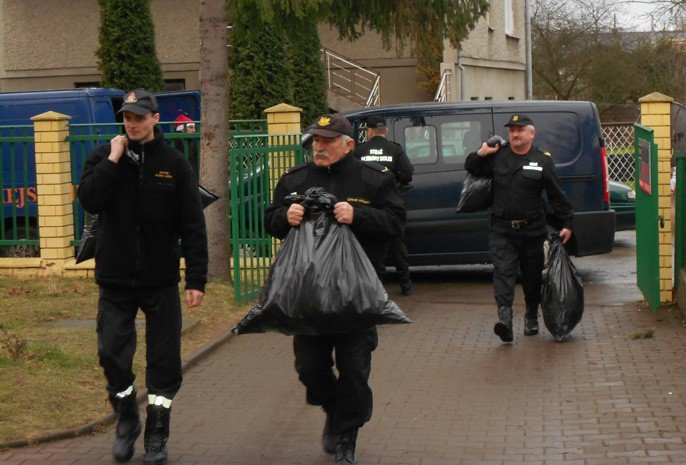sw-mikoaj-suzb-mundurowych-obdarowa-dzieci-foto-55392