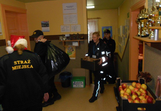 sw-mikoaj-suzb-mundurowych-obdarowa-dzieci-foto-55392