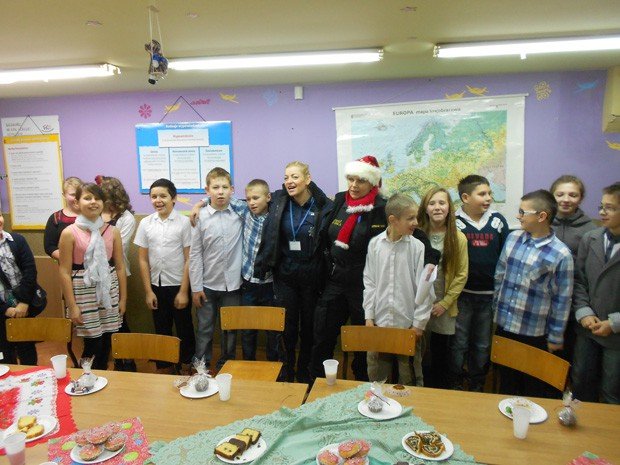 sw-mikoaj-suzb-mundurowych-obdarowa-dzieci-foto-55392