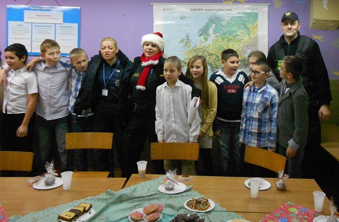 sw-mikoaj-suzb-mundurowych-obdarowa-dzieci-foto-55392