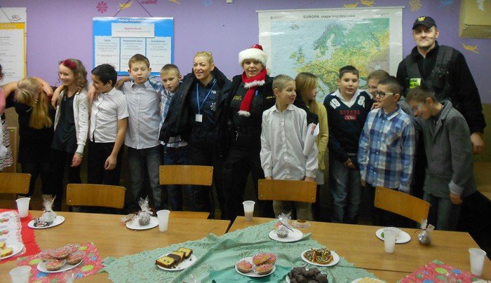 sw-mikoaj-suzb-mundurowych-obdarowa-dzieci-foto-55392