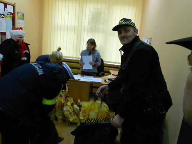 sw-mikoaj-suzb-mundurowych-obdarowa-dzieci-foto-55392