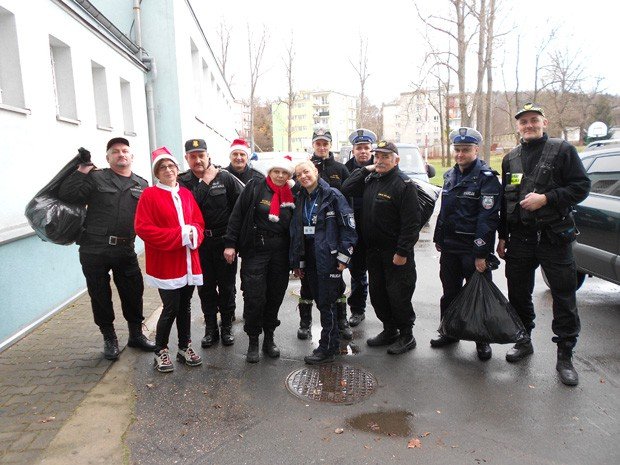sw-mikoaj-suzb-mundurowych-obdarowa-dzieci-foto-55392
