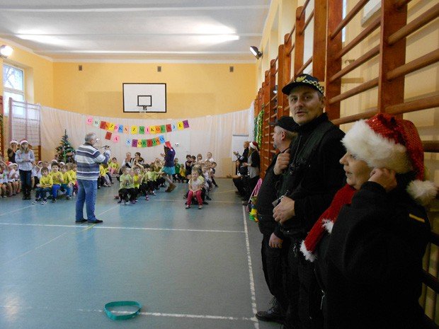 sw-mikoaj-suzb-mundurowych-obdarowa-dzieci-foto-55392