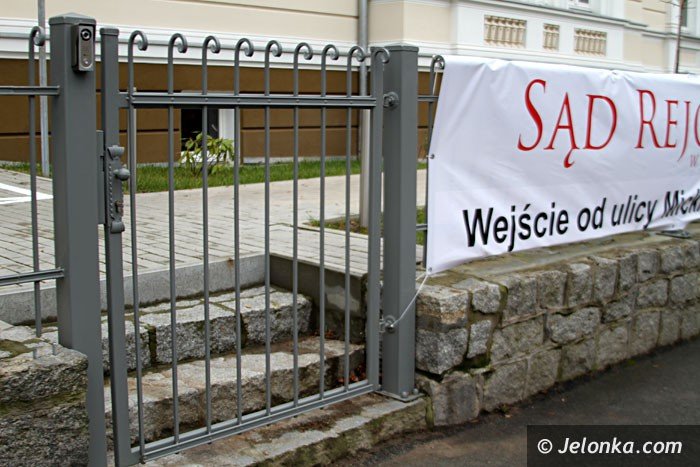 niepenosprawni-jak-mamy-dostac-sie-do-sadu-foto-55491