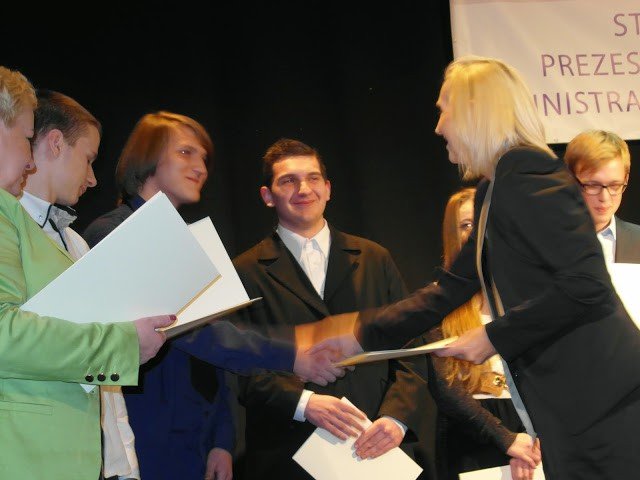 zdolni-uczniowie-ze-szkoy-rzemios-artystycznych-odebrali-stypendia-foto-55559