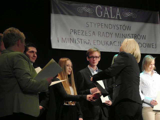 zdolni-uczniowie-ze-szkoy-rzemios-artystycznych-odebrali-stypendia-foto-55559