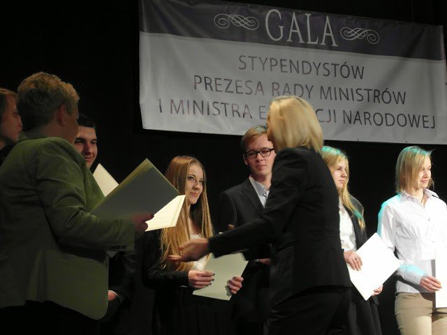 zdolni-uczniowie-ze-szkoy-rzemios-artystycznych-odebrali-stypendia-foto-55559