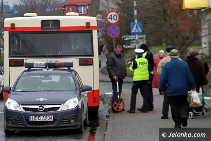 starsza-kobieta-wypchnieta-przez-drzwi-autobusu-foto-55575