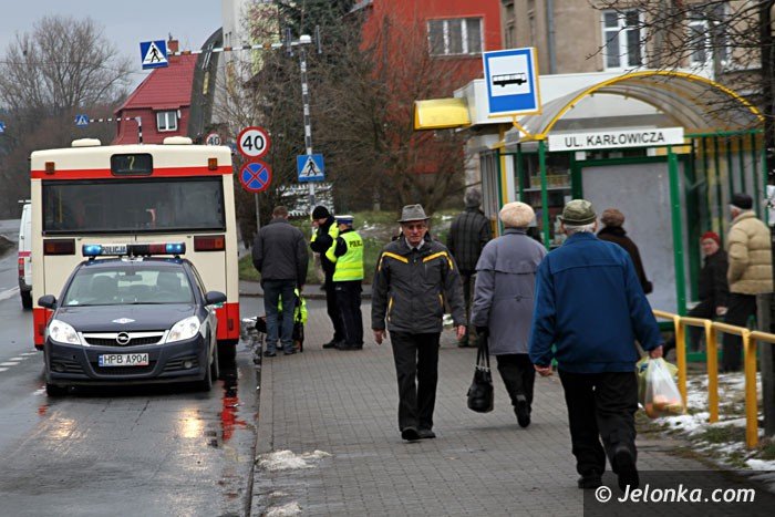 starsza-kobieta-wypchnieta-przez-drzwi-autobusu-foto-55575