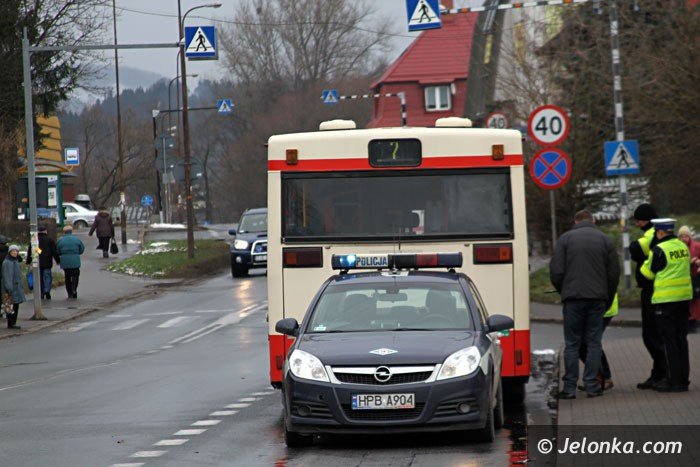 starsza-kobieta-wypchnieta-przez-drzwi-autobusu-foto-55575
