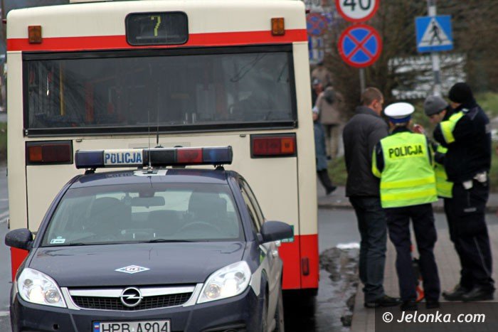 starsza-kobieta-wypchnieta-przez-drzwi-autobusu-foto-55575