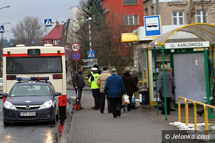 starsza-kobieta-wypchnieta-przez-drzwi-autobusu-foto-55575