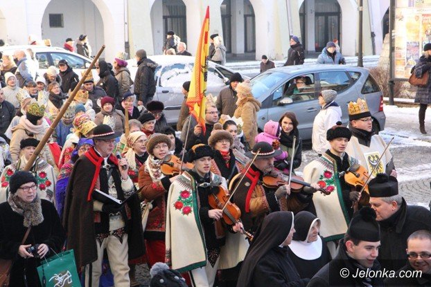 trzej-krolowie-dotarli-do-jeleniogorskiego-betlejem-foto-video-55619