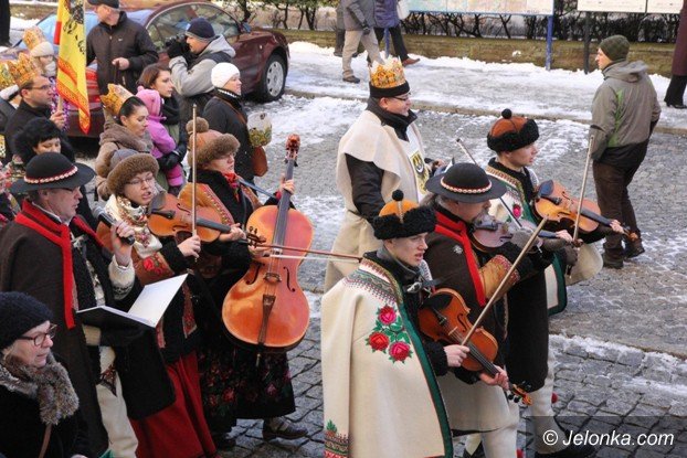 trzej-krolowie-dotarli-do-jeleniogorskiego-betlejem-foto-video-55619
