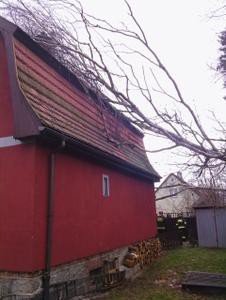 szaleje-wichuradrzewa-spady-na-budynek-i-drogi-foto-55674