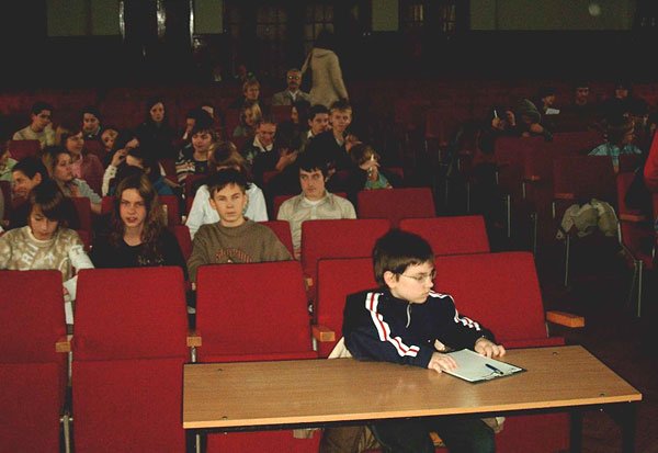 Gimnazjaliści słuchają wykładu.