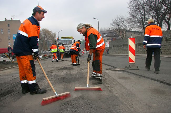Czyszczenie podłoża przed nałożeniem warstwy asfaltu.