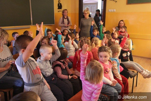 norwidowska-modziez-zagraa-spektakl-dla-przedszkolakow-foto-56258