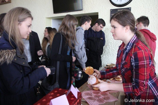 dzisiaj-ii-lo-pene-paczkow-w-roznych-smakach-foto-56261