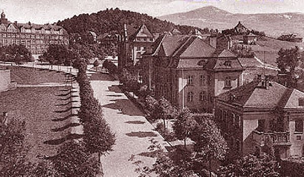 Gerhart Hauptmannstrasse (Kochanowskiego), „Żerom”, a nad wszystkim góruje Śnieżka.