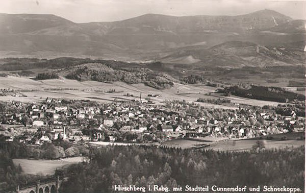 Panorama Cunnersdorfu (Kunice) a w tle Karkonosze ze Śnieżką.