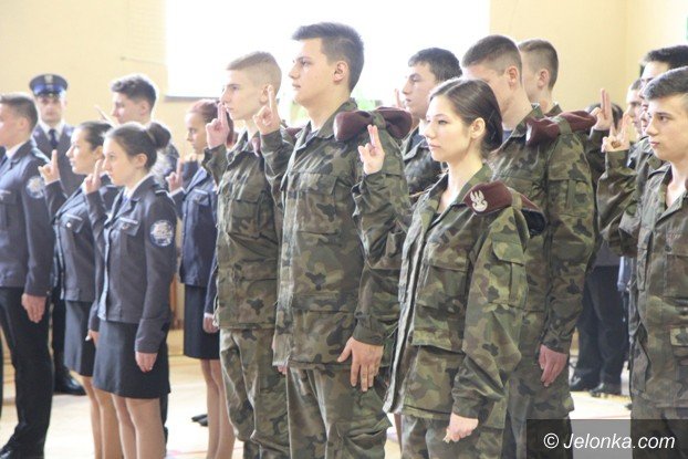 mundurowi-uczniowie-zaprzysiezeni-foto-video-56503