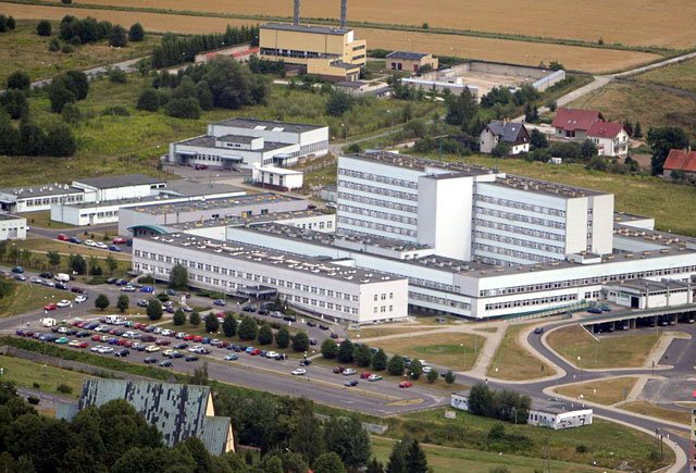 Mimo dobrego drogowego połączenia z siecią pobliskich ulic w okolicach szpitala jest tylko jeden przystanek autobusowy.
