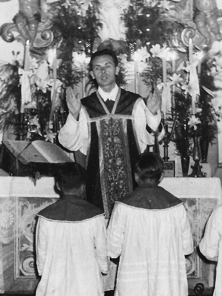O. Józef Górszczyk, zamordowany w 1964 roku, podczas odprawiania Mszy Św. , przy ołtarzu w Maciejowej