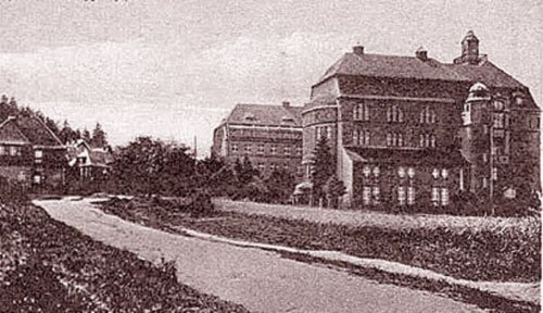 Budynek od strony ulicy Uroczej.
