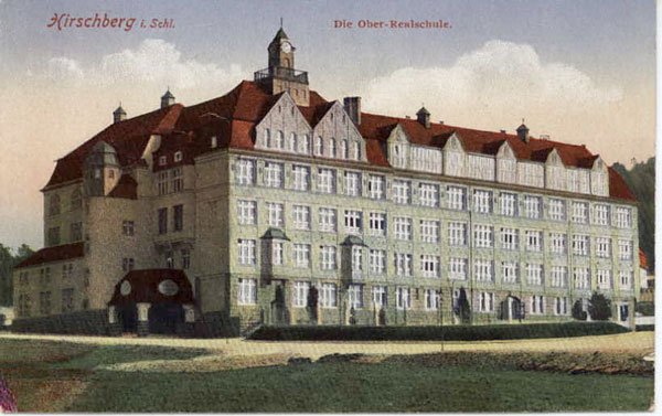 Oberrealschule błyszcząca nowością. Dziś elewacja z piaskowca poszarzała.