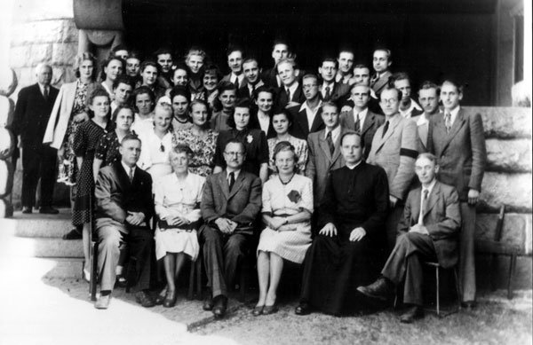 Maturzyści i kadra pedagogiczna z 1947 roku.