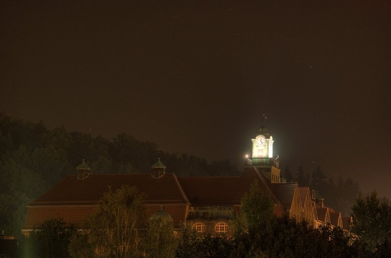 „Żerom” w wieczornej scenerii na współczesnej fotografii.
