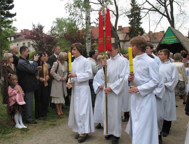 Początek niedzielnych uroczystości komunijnych w parafii przy ulicy Morcinka.