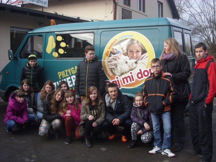 uczniowie-zbieraja-karme-dla-zwierzakow-foto-56782