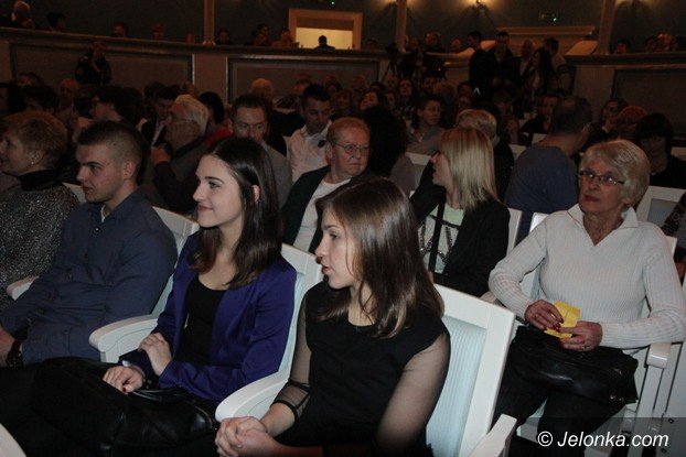 modziez-norwida-po-mistrzowsku-zagraa-w-starym-kinie-foto-56808
