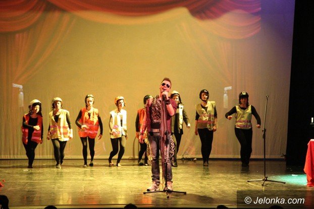 modziez-norwida-po-mistrzowsku-zagraa-w-starym-kinie-foto-56808