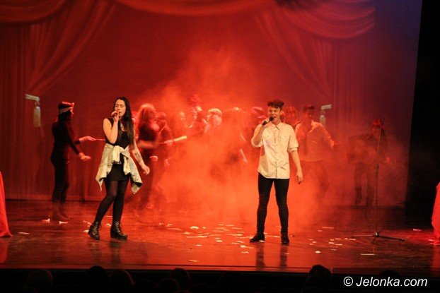 modziez-norwida-po-mistrzowsku-zagraa-w-starym-kinie-foto-56808