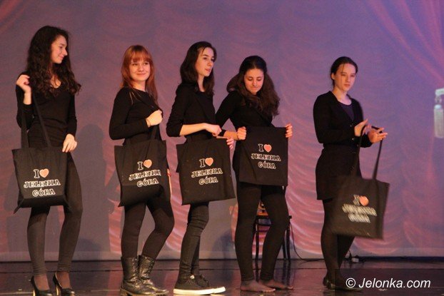 modziez-norwida-po-mistrzowsku-zagraa-w-starym-kinie-foto-56808